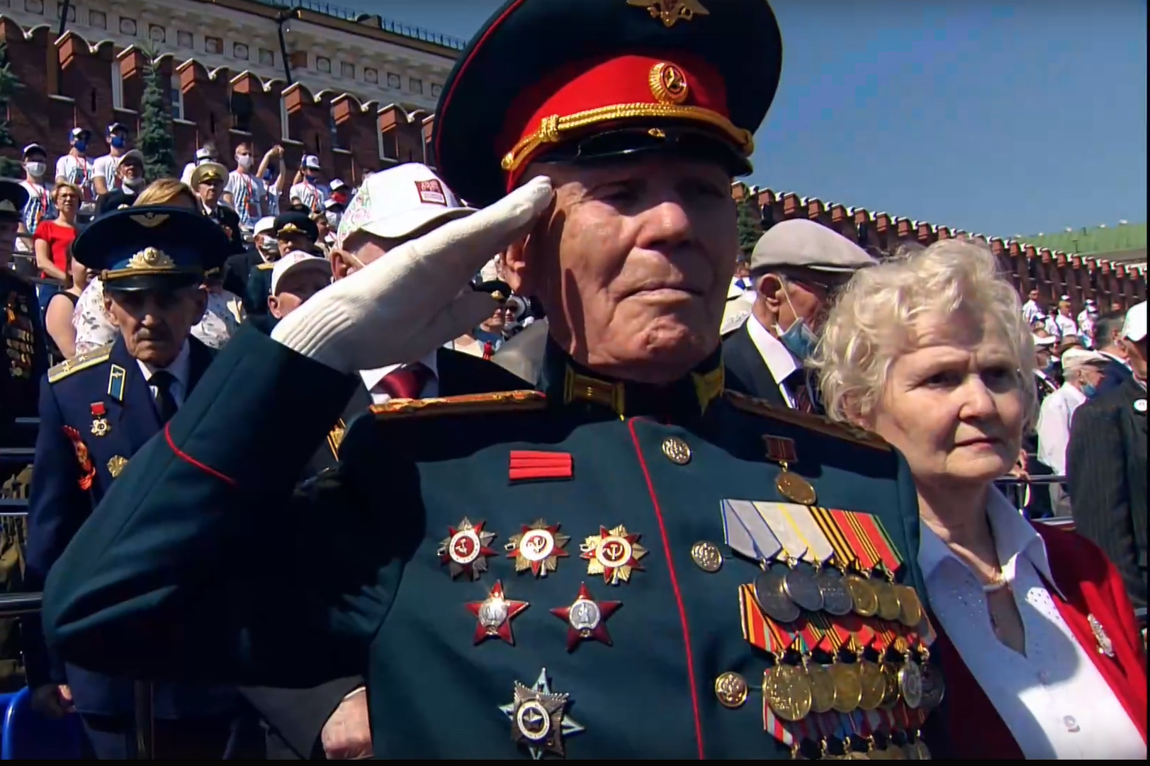 Ветераны великой россии. Парад Победы на красной площади ветераны. Ряженые ветераны на параде Победы 2020.